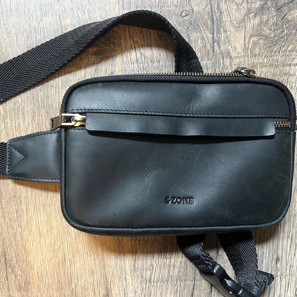 S-Zone Black Leather belt/crossbody bag.